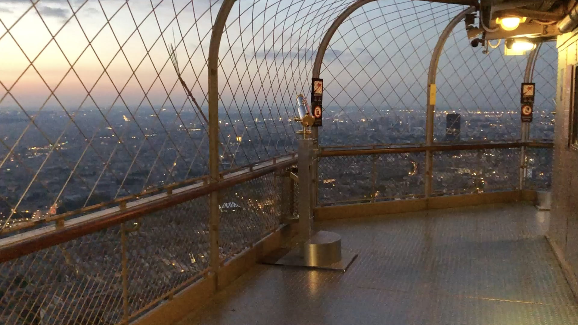 Coulisses du tournage — Gabriel Acoca seul dans la Tour Eiffel