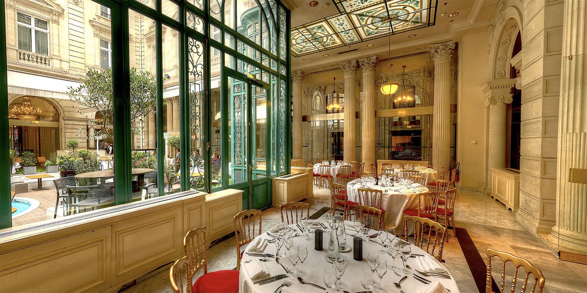 Jardin d’hiver de l’hôtel The Westin Paris – Vendôme, espace végétalisé baigné de lumière, visible en visite virtuelle immersive