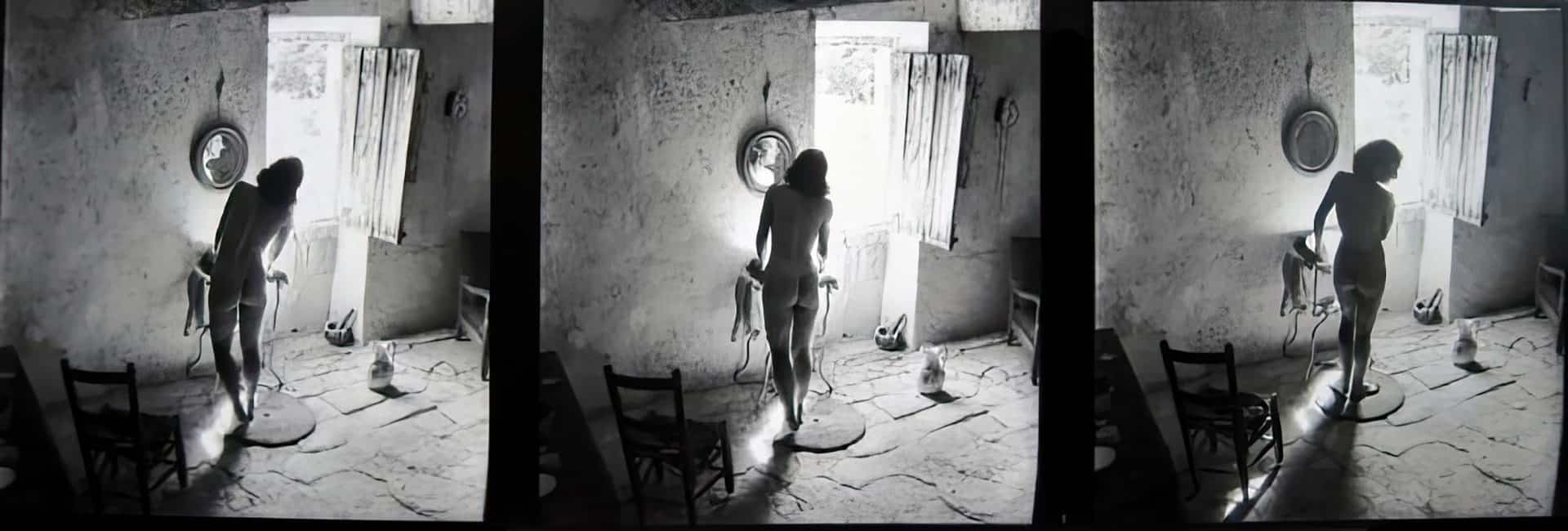 Planche-contact du Nu provençal de Willy Ronis, avec plusieurs vues de Marie-Anne dans une salle de bains