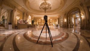 Appareil photo professionnel 360° sur trépied dans un hôtel de luxe — tarifs visite virtuelle