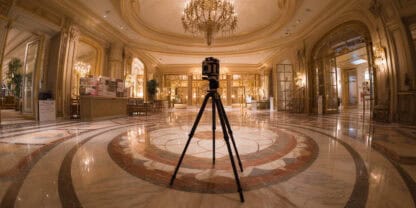 Appareil photo professionnel 360° sur trépied dans un hôtel de luxe — tarifs visite virtuelle